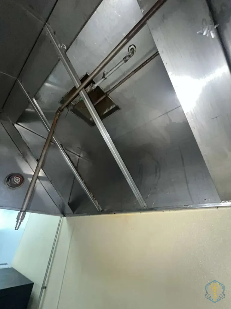 Exterior de la campana y sus soportes después de la limpieza, secos y sin residuo.