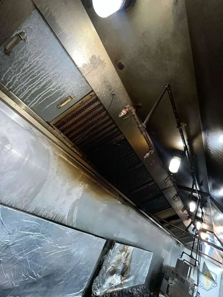 Interior de la campana antes de limpiar, con grasa visible en el alojamiento de los filtros y en las uniones.